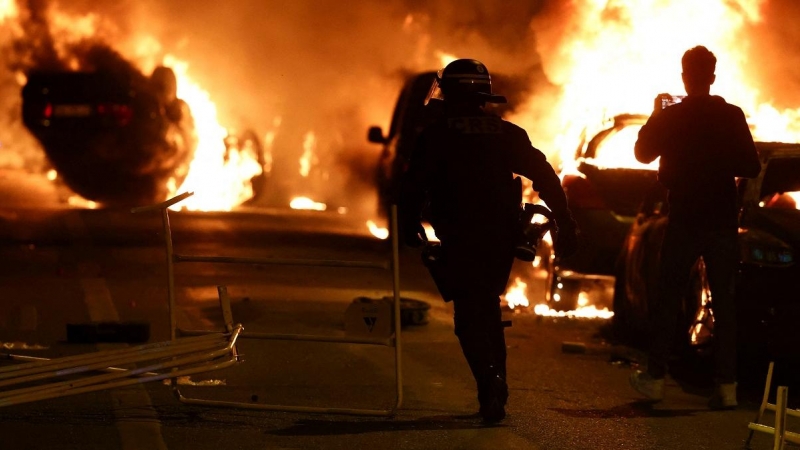 Vehículos arden en Nanterre (Francia) durante la segunda noche de protestas por la muerte de un joven a manos de la Policía, a 28 de junio de 2023