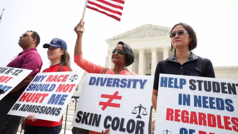 Manifestantes portan carteles contra la decisión del Supremo de EEUU de suprimir la discriminación positiva por raza en las universidades este 29 de junio de 2023.