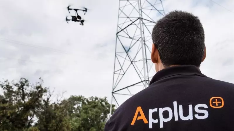 Un operario de Applus manejando un dron.