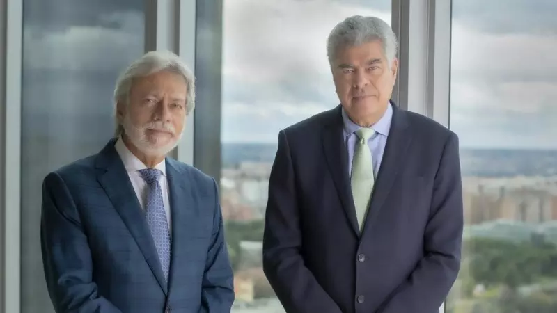 A la izquierda, el presidente ejecutivo de OHLA, Luis Amodio, y a la derecha, su hermano y vicepresidente ejecutivo de la compañía, Mauricio Amodio.