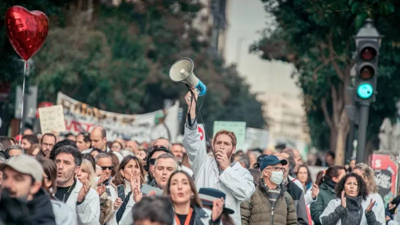 Un hombre con un megáfono durante una manifestación de médicos y pediatras desde la Consejería de Sanidad hasta la sede del Gobierno regional, a 30 de noviembre de 2022, en Madrid.