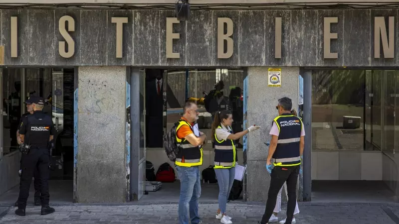Agentes de la Policía Nacional investiga un homicidio en una tienda de ropa este lunes en Madrid. Una mujer de 61 años ha muerto apuñalada este lunes en el interior de la tienda de ropa que regentaba en la madrileña plaza de Tirso de Molina, en el distrit