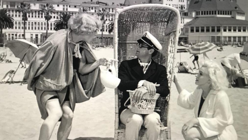 Jack Lemmon, Toni Curtis y Marilyn Monroe, con el Hotel Coronado de San Diego al fondo, en 'Con faldas y a lo loco'