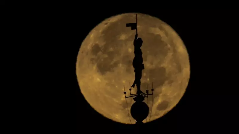 Foto de archivo, superluna de noviembre en Sevilla.