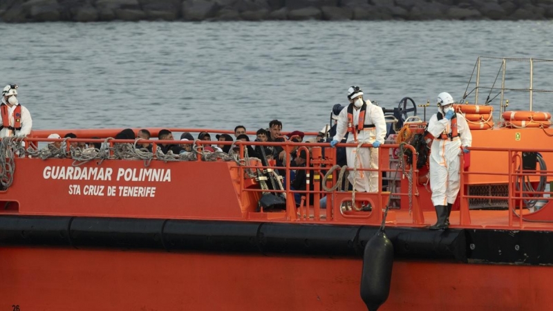 Varias personas migrantes rescatadas por Salvamento Marítimo son trasladados al puerto de Arrecife, en Lanzarote.