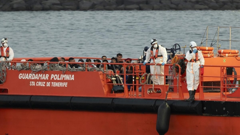 Varias personas migrantes rescatadas por Salvamento Marítimo son trasladados al puerto de Arrecife, en Lanzarote.