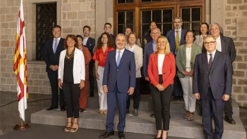 El nuevo alcalde de Barcelona, Jaume Collboni, en el centro, con su equipo del Gobierno municipal de Barcelona.