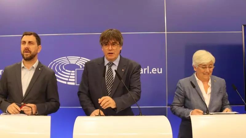 L'expresident Carles Puigdemont i els exconsellers Toni Comín i Clara Ponsatí, amb l'advocat Gonzalo Boye, en la roda de premsa.