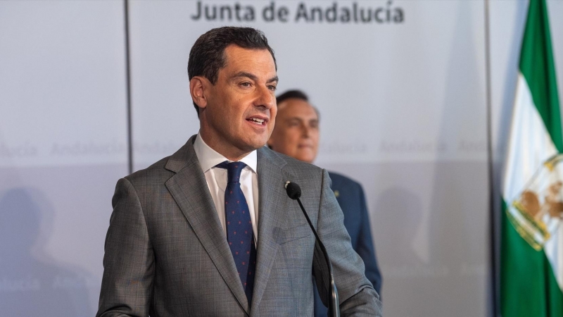 El presidente de la Junta de Andalucía, Juanma Moreno Bonilla interviene en el acto a 4 de julio de 2023 en Sevilla.