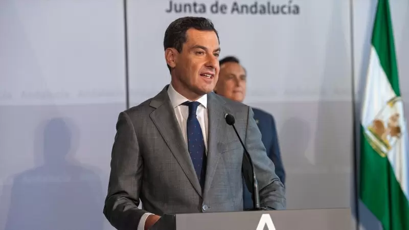 El presidente de la Junta de Andalucía, Juanma Moreno Bonilla interviene en el acto a 4 de julio de 2023 en Sevilla.
