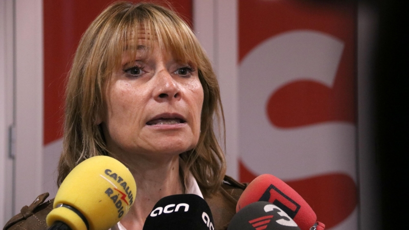 La viceprimera secretària d'Organització del PSC, Lluïsa Moret, atenent els mitjans a la seu del partit