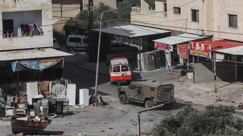 Una ambulancia se abre paso en Yenín seguida de  fuerzas israelíes
