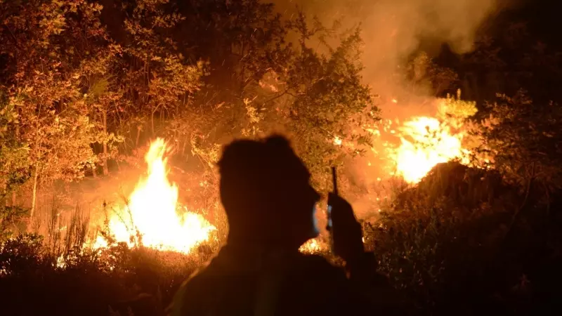 Brigadas forestales y vecinos colaboran en la extinción de un incendio en Cudeiro en plena ola de incendios en Galicia