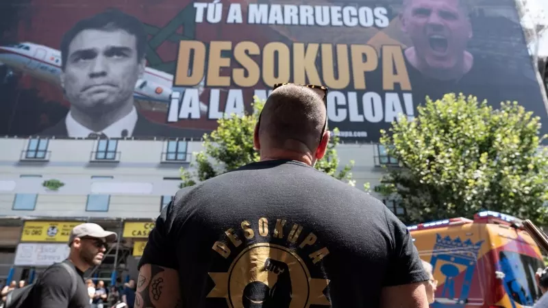 El líder de Desokupa, Daniel Esteve, frente a la lona que ha desplegado la plataforma Desokupa contra el presidente del Gobierno, a 3 de julio de 2023, en Madrid.