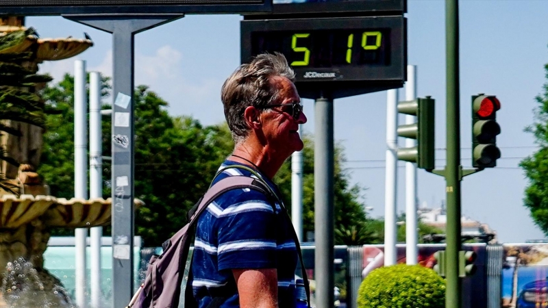 Un termómetro situado en el Prado, marca 51 grados, a 26 de junio del 2023 en Sevilla, Andalucía.