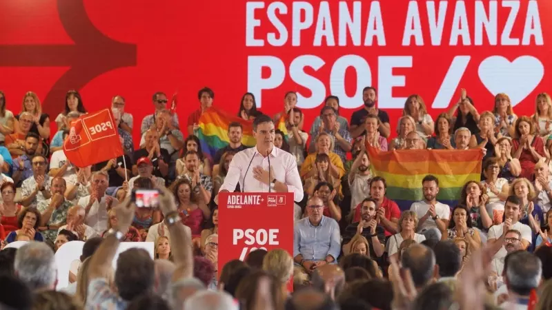 El secretario general del PSOE y presidente del Gobierno, Pedro Sánchez, interviene en el acto de inicio de la campaña, en el Pabellón de Convenciones de la Casa de Campo de Madrid