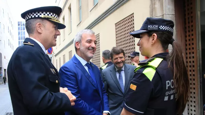 El alcalde de Barcelona, Jaume Collboni, conversa con agentes de la Guàrdia Urbana.