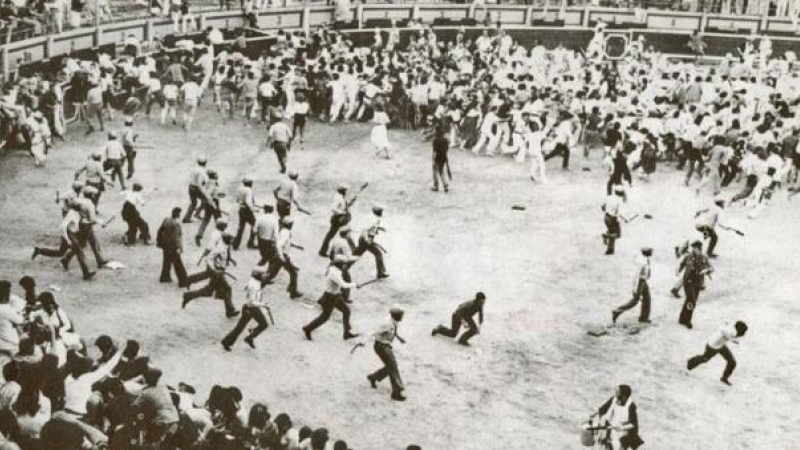 El 8 de julio de 1978, la Policía cargó dentro de la plaza de toros de Pamplona utilizando fuego real.