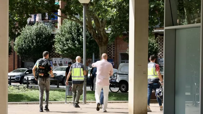 Efectivos policiales en las inmediaciones del edificio donde la mujer ha sido hallada muerta en Logroño, a 8 de julio de 2023.