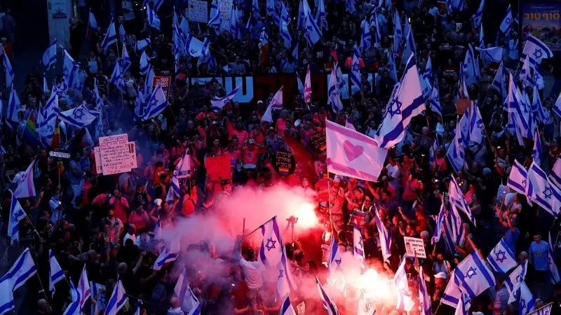 La gente participa en una manifestación contra el primer ministro de Israel , Benjamin Netanyahu, y la reforma judicial de su Gobierno en Tel Aviv, Israel.