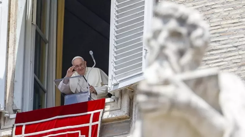 El Papa Francisco dirige la oración del Ángelus desde la ventana de su oficina con vista a la Plaza de San Pedro en la Ciudad del Vaticano, el 2 de julio de 2023.