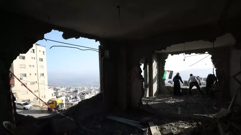 Territorios Palestinos, Nablus: La gente inspecciona el piso destruido de un presunto agresor palestino. El ejército dijo en Twitter que el hombre era responsable de un ataque que mató a un soldado israelí en octubre.