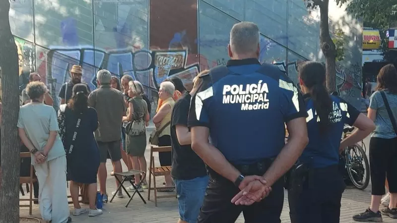 08/07/2023 - La Policía Municipal irrumpe en una charla sobre el Cambio Climático en Carabanchel, a 8 de julio de 2023.