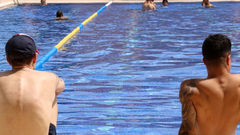 Joves banyant-se a la piscina de Vilanova del Camí, l'any passat