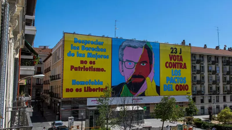 Lona de 400 metros cuadrados de Avaaz, en la plaza Pedro Cerolo, a lunes 10 de julio.