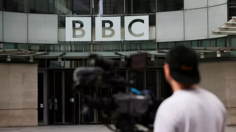 Un cámara trabaja fuera de la sede de la BBC en Londres, a 10 de julio de 2023
