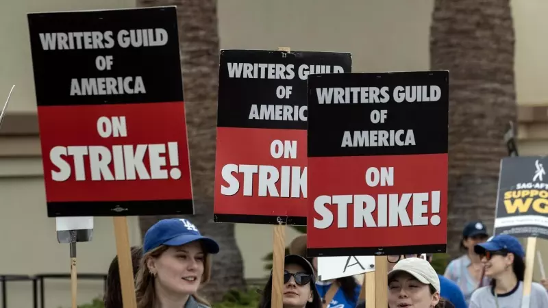 Guionistas mientras se manifiestan frente a los estudios Paramount en Los Ángeles, California (EE.UU)