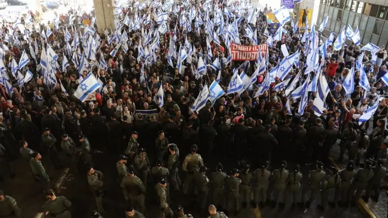 Agentes de Policía de Israel tratan de contener una manifestación masiva en el Aeropuerto de Tel Aviv contra la reforma judicial del Gobierno de Benjamin Netanyahu.
