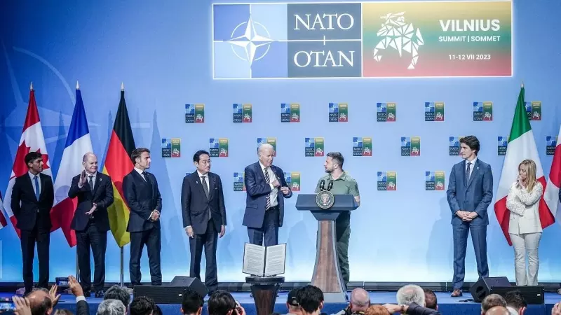 Los líderes del G7 junto al presidente de Ucrania, Volodymyr Zelenski, en la cumbre de la OTAN.