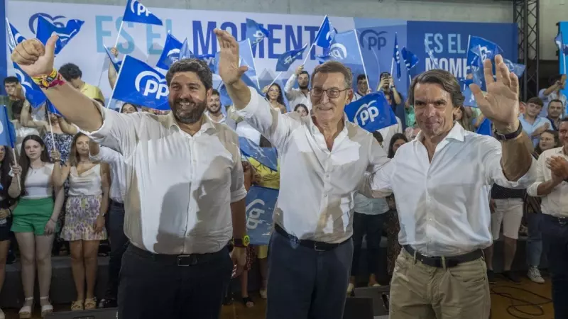 El candidato del PP a la presidencia del Gobierno, Alberto Núñez Feijóo, junto al expresidente del Gobierno José María Aznar y el presidente en funciones de la Región de Murcia, Fernando López Miras.