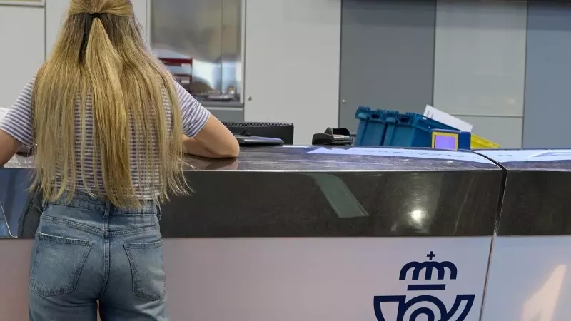 Una chica en el mostrador de la oficina de Correos de Cibeles, a 1 de junio de 2023, en Madrid.