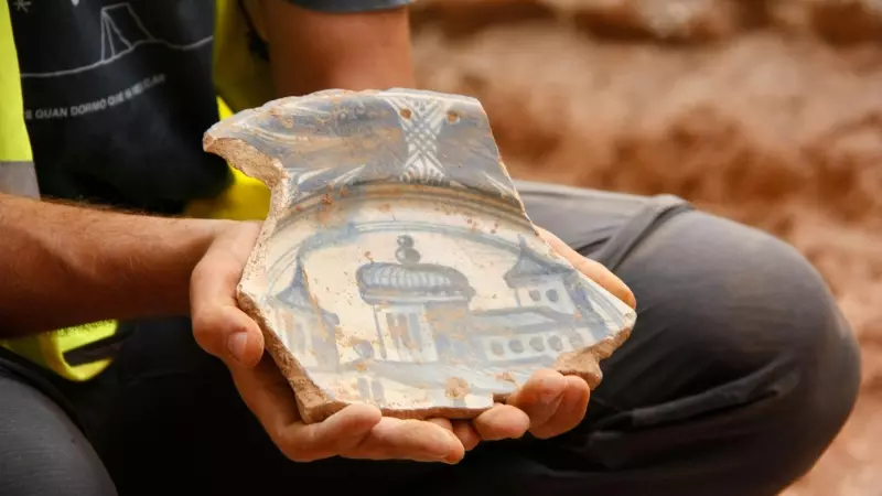 Tros de ceràmica blava catalana, una de les restes que s'han trobat en els treballs arqueològics en el tram del carrer Girona