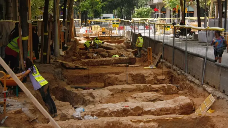Vista al descobert de les restes arqueològiques entre al tram del carrer Girona entre els carrers Mallorca i Diagonal