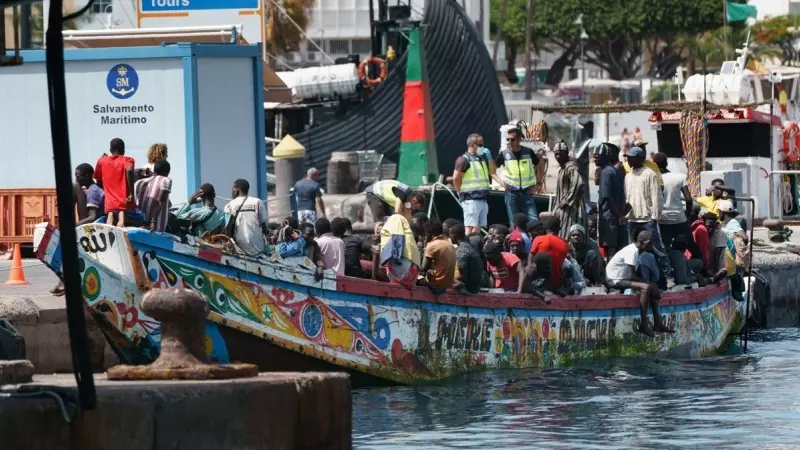 Una embarcación con 157 personas migrantes llegada al puerto de Los Cristianos, en el municipio de Arona, en el sur de Tenerife, el 4 de julio de 2023.