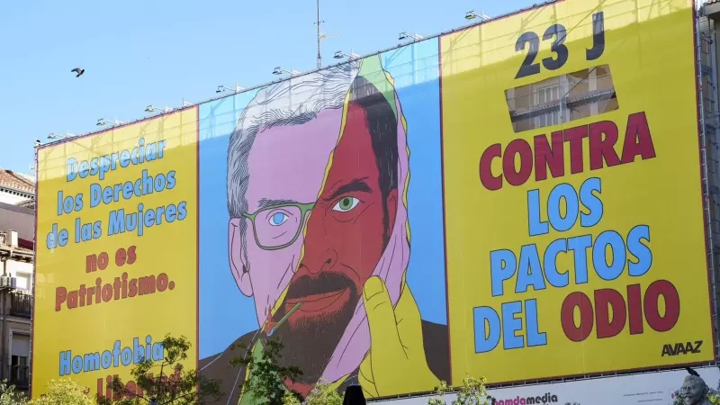 15/07/2023 - Lona de 400 metros cuadrados de Avaaz, en la plaza Pedro Cerolo, modificada por orden de la Junta Electoral, a 15 de julio.