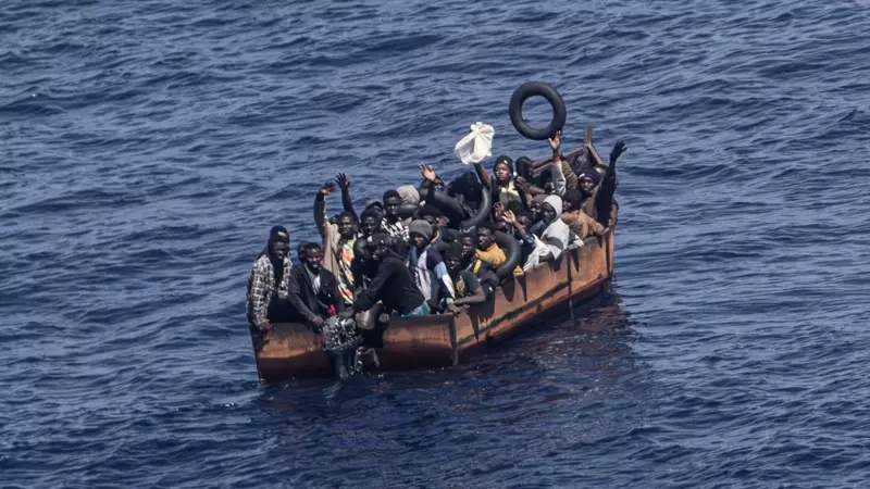 29/06/2023 - Varios migrantes intentaron llegar a la isla italiana de Lampedusa desde la costa norte de África, a 29 de junio de 2023.