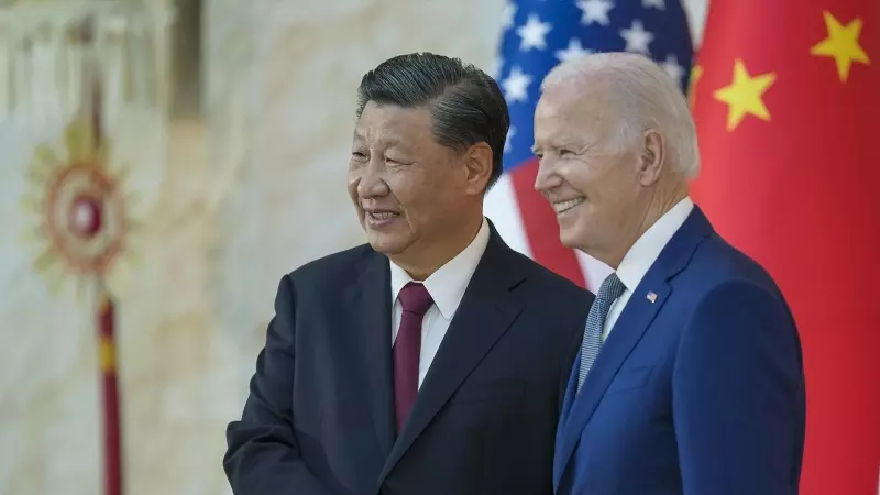 El presidente de EE. UU., Joe Biden (der.), estrecha la mano del presidente chino, Xi Jinping, antes de su reunión bilateral cara a cara al margen de la Cumbre del G20, a 14 de noviembre de 2022