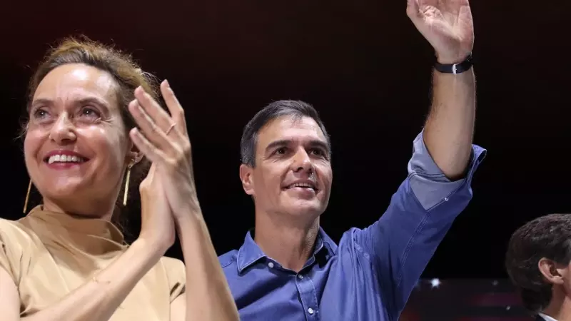 El líder del PSOE, Pedro Sánchez, i la cap de llista del PSC per Barcelona, Meritxell Batet, amb el líder dels socialistes catalans, Salvador Illa.