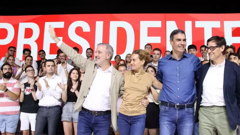 Jaume Collboni, Meritxell Batet, Pedro Sánchez i Salvador Illa saludant abans de començar un acte electoral a Barcelona.