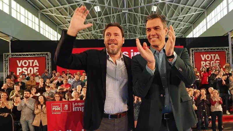 El secretario general del PSOE y presidente del Gobierno, Pedro Sánchez, y el ahora exalcalde de Valladolid, Óscar Puente, durante un acto de campaña el pasado mayo.