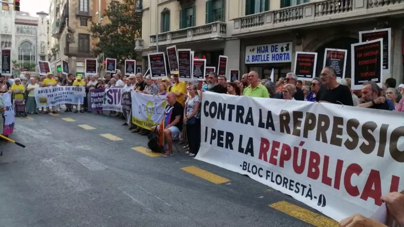 Manifestants aquesta tarda a la Via Laietana de Barcelona