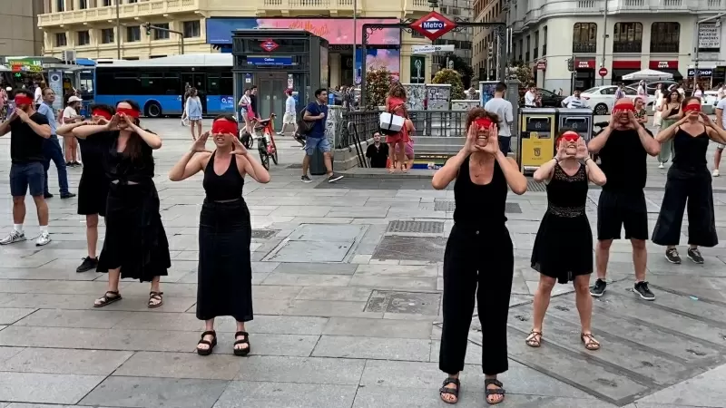 Performance contra la censura de la OLA por la libertad artística, en la plaza de Callao de Madrid.