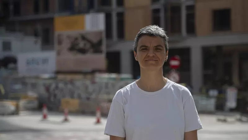 La regidora Lucía Martín davant la promoció d'habitatge públic en construcció a la plaça de les Glòries.