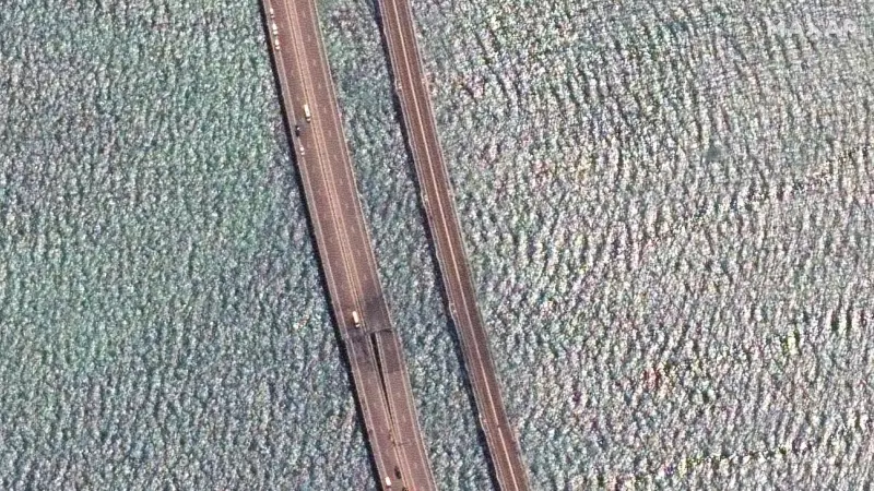 Imagen de satélite que muestra el tramo dañado del puente de Crimea en el estrecho de Kerch, el 17 de julio de 2023.