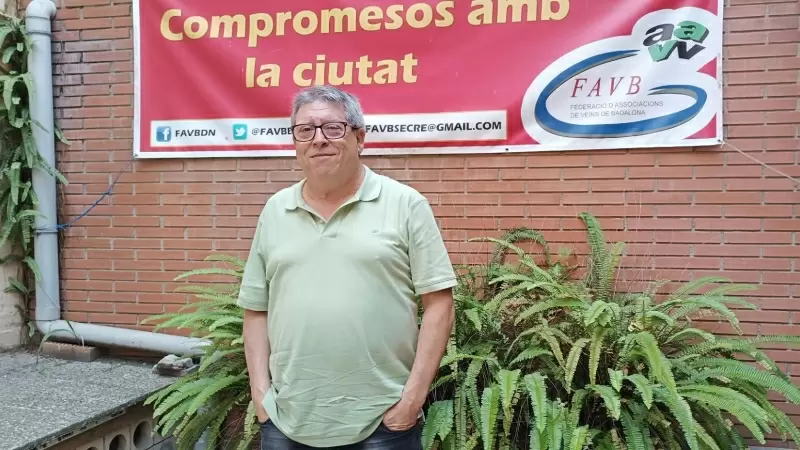 Julio Molina, a la seu de la Federació d'Associacions Veïnals de Badalona durant l'entrevista.