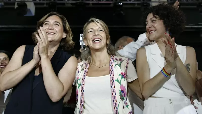 La vicepresidenta segunda y candidata de Sumar a la presidencia, Yolanda Díaz (c), acompañada por la ex alcaldesa de Barcelona Ada Colau (i) y la cabeza de lista de Sumar-En Comú Podem al Congreso por Barcelona, Aina Vidal.